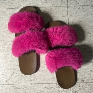 These are slippers they are pink and brown ain’t nothing wrong with them.